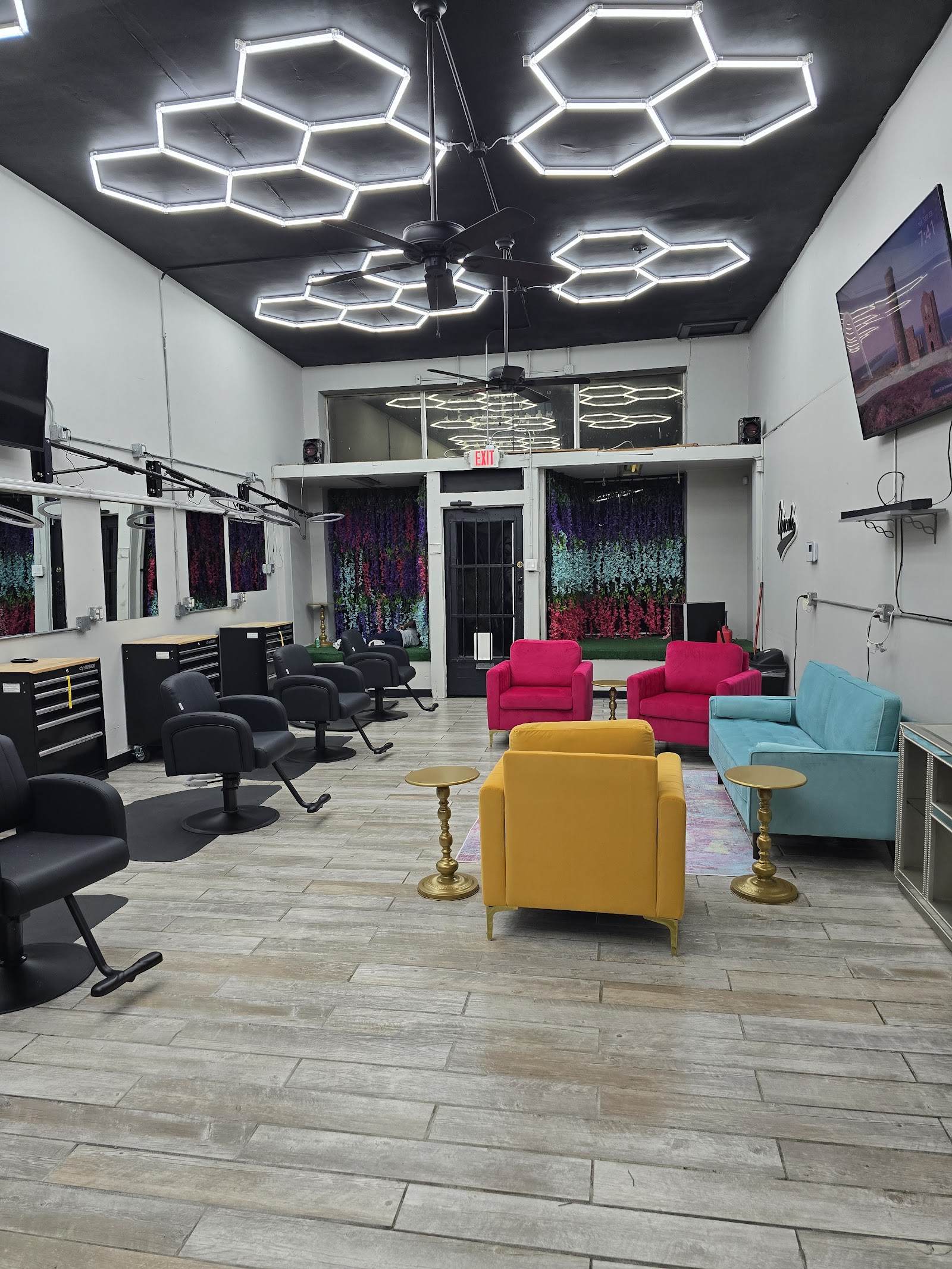 Inside Upscale Kutz